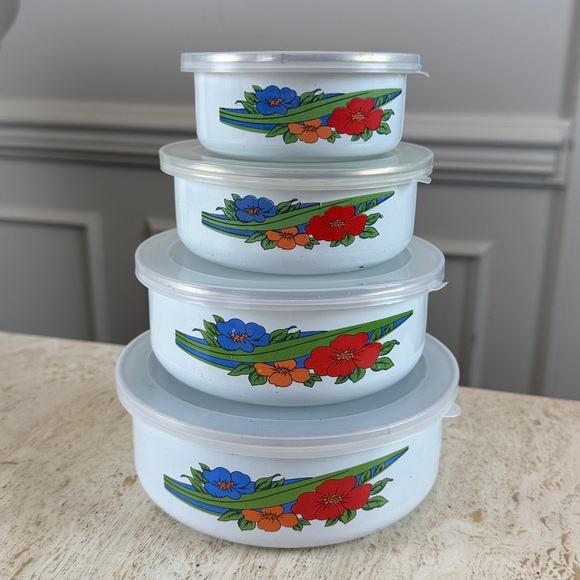 Other - Vintage White Enamelware Nesting Bowls Set of 4 w Lids — Red/Orange/Blue Flowers
